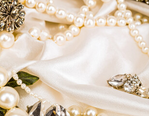 Pearls and diamonds on soft silk luxury background
シルクの上に並ぶパールとダイヤモンド