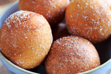 nahaufnahme von Quarkb&auml;llchen in einer Sch&uuml;ssel