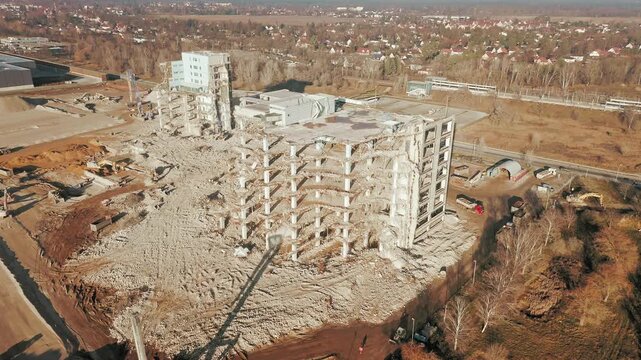 Abrissarbeiten an einem Haus in der N&auml;he von Berlin