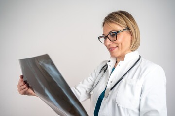 Female doctor diagnosing patient’s health on asthma, lung disease