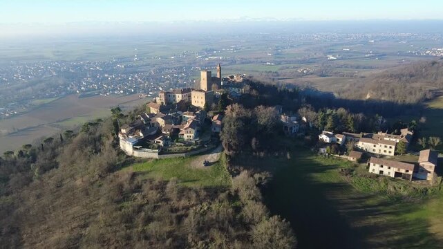 Nazzano, piccolo caratteristico Borgo su di una collina in prov. di Pavia - Lombardia - Italia (al drone)