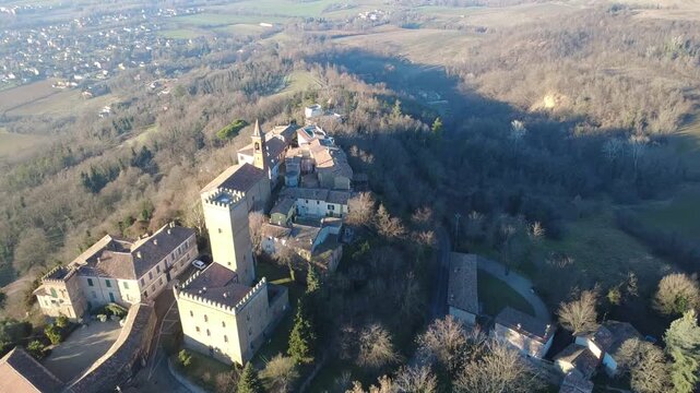 Nazzano, piccolo caratteristico Borgo su di una collina in prov. di Pavia - Lombardia - Italia (al drone)