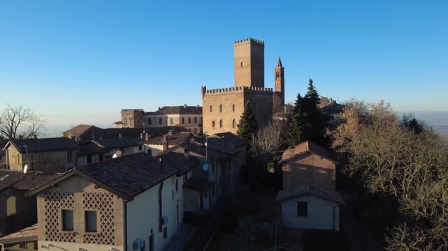 Nazzano, piccolo caratteristico Borgo su di una collina in prov. di Pavia - Lombardia - Italia (al drone)