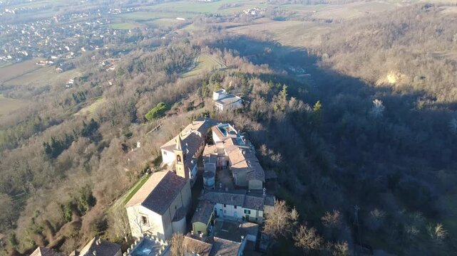 Nazzano, piccolo caratteristico Borgo su di una collina in prov. di Pavia - Lombardia - Italia (al drone)