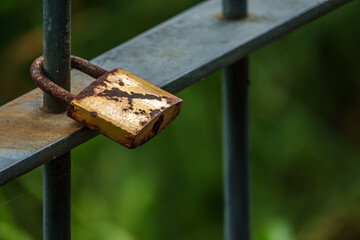 Vorh&auml;ngeschloss am Zaungitter