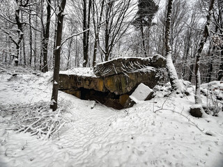 Ein Relikt aus der Zeit des zweiten Weltkrieges, ein gesprengter deutscher Westwall-Bunker im Wald bei Riegelsberg, Saarland