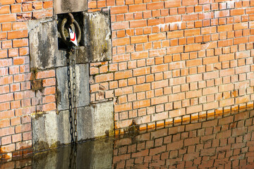 hydraulic sluice, hydraulic structure to adjust the water level in the channel, rusty chain