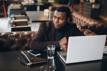Obraz premium African American business man thinking during remote work