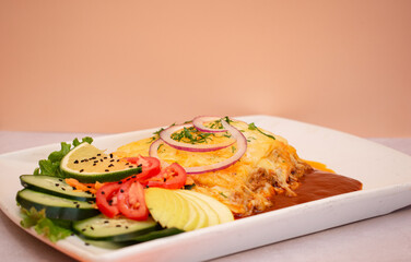 Delicioso platillo de lasa&ntilde;a con queso y jitomate acompa&ntilde;ado de ensalada fresca con ajonjol&iacute; negro 