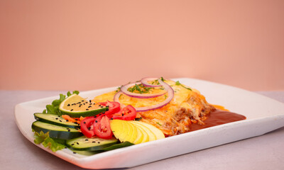Toma a detalle de un plato blanco con lasa&ntilde;a y ensalada fresca ideal para foto de un restaurante