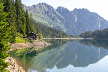 Obraz premium Arnensee mit Berghütte und Spiegelung in den Schweizer Alpen