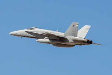 Avi&oacute;n de combate bimotor despegando