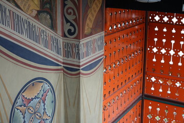 Bois peint avec motifs d&eacute;coup&eacute;s dans les escaliers de l'&eacute;glise Orthodoxe Saint-Serge &agrave; Paris