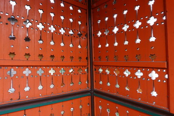 Bois peint avec motifs d&eacute;coup&eacute;s dans les escaliers de l'&eacute;glise Orthodoxe Saint-Serge &agrave; Paris