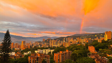 Hermoso atardecer en Medellín, Acompañado de un intenso arcoiris. 