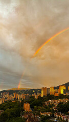 Hermoso atardecer en Medellín, Acompañado de un intenso arcoiris. 