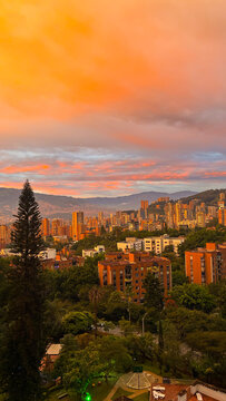 Hermoso atardecer en Medell&iacute;n, Acompa&ntilde;ado de un intenso arcoiris. 