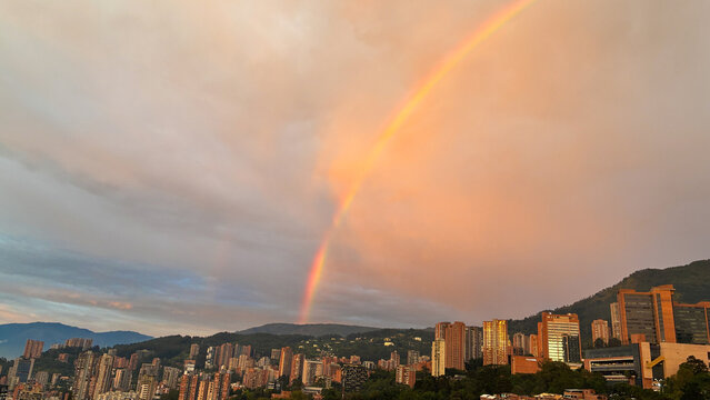 Hermoso atardecer en Medell&iacute;n, Acompa&ntilde;ado de un intenso arcoiris. 