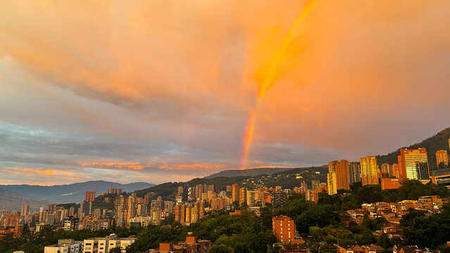 Hermoso atardecer en Medell&iacute;n, Acompa&ntilde;ado de un intenso arcoiris. 