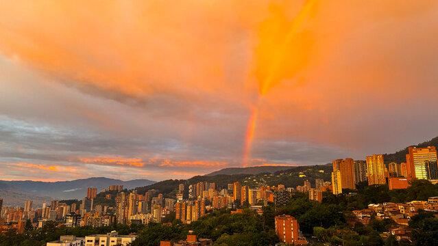 Hermoso atardecer en Medell&iacute;n, Acompa&ntilde;ado de un intenso arcoiris. 