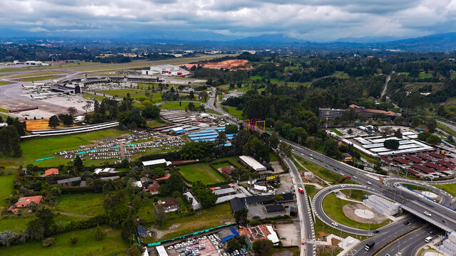 Foto a&eacute;rea capturada con drone sobre el nuevo intercambio vial del Aeropuerto Jos&eacute; Mar&iacute;a Cordova en Rionegro, Antioquia.