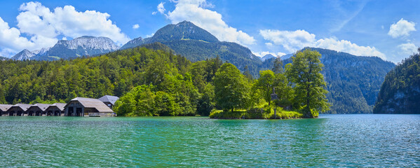Sch&ouml;ner Panoramablick auf den K&ouml;nigssee, mit den Bootsh&auml;usern und einer kleinen Insel.