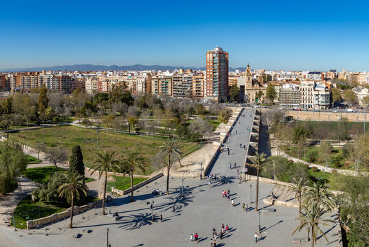 Jardin del Turia and Serrans Bridge