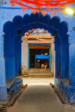 Blue arch on the alley of Jodhpur, India 