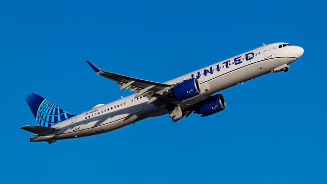 sky harbor airport 1-4-2026 Phoenix, AZ USAUnited Airlines Airbus A321Neo N14545 departure from runway 7L at Phoenix Sky Harbor Intl. Airport.