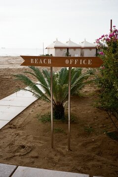 Directional sign to beach office
