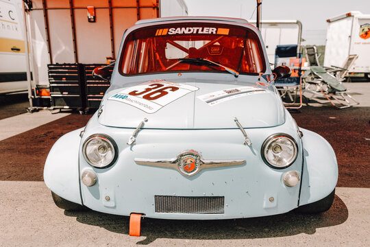 Front eines Fiat Abarth Rennwagens bei den N&uuml;rburgring Classics in Adenau, Deutschland, am 13. Juni 2025