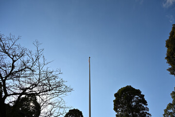 晴れの空と日本国旗