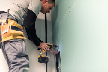 Man mounting gypsum board 