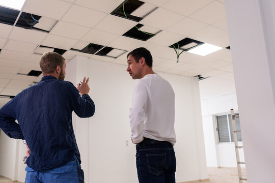 Foreman talking to contractor