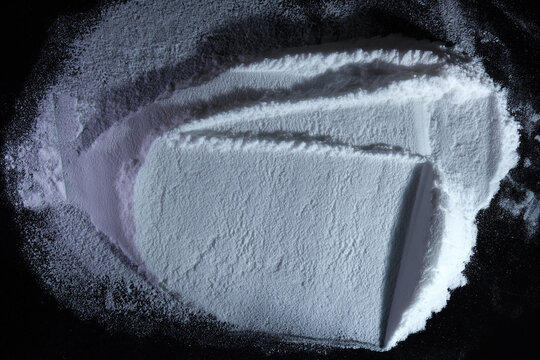 Atomized glucose powder has good dispensability, low freezing point depression, a neutral taste and good solubility