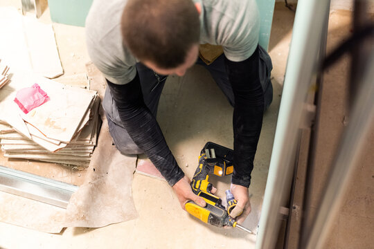 Man using screw gun