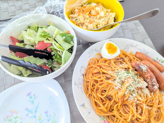 ソーセージを添えた昔ながらの喫茶店風ナポリタン