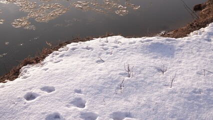 Urwisko nad rzeką z widocznym śniegiem © tomo81