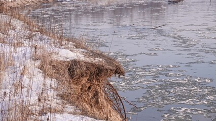 Urwisko nad rzeką z widocznym śniegiem © tomo81