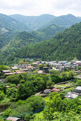 夏の山梨県富士川町十谷地区の街並み