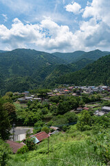 夏の山梨県富士川町十谷地区の街並み