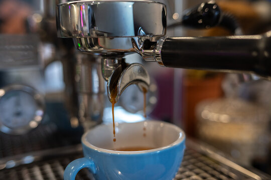 Making a double espresso into a blue cup