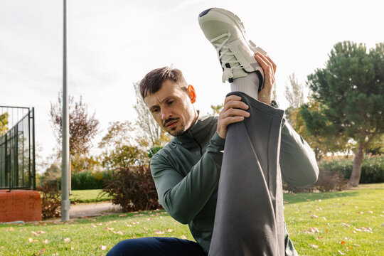 Senior wellness coach evaluating an elderly man&acirc;s range of motion