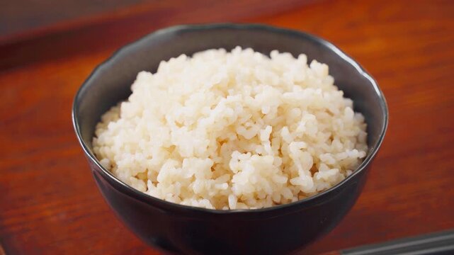 茶碗によそった玄米ご飯