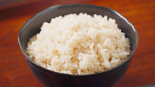 茶碗によそった玄米ご飯