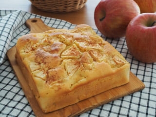 カッティングボードの上のリンゴとヨーグルトのケーキ