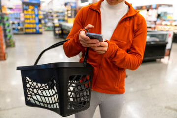 grocery shopper smartphone 
