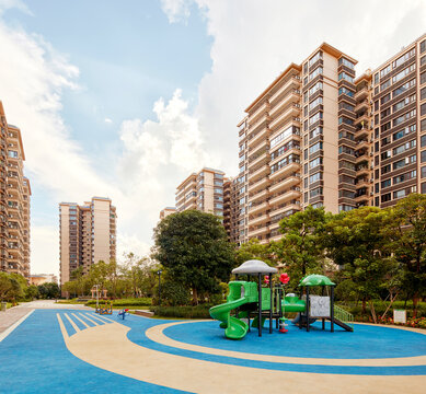 Modern residential communities feature comfortable green spaces.