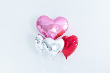 白背景とハート型のバルーン