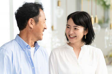 ミドル男性と女性の仲良し熟年夫婦　ライフスタイルイメージ